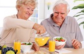 Loãng xương ở người cao tuổi: Những thực phẩm nên bổ sung trong bữa ăn
