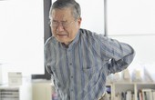 Đau lưng ở người già nguyên nhân là gì? Hướng dẫn phòng tránh và điều trị