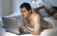 Xem phim khiêu dâm nhiều có làm tăng nguy cơ rối loạn cương dương ở nam giới?