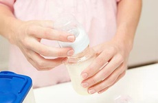 Nghiên cứu mới: Trẻ sơ sinh sẽ nuốt phải 1,6 triệu vi nhựa nếu các mẹ pha sữa theo cách này!