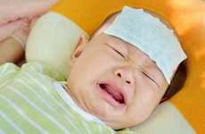 Ths.BS Ngô Anh Vinh cảnh báo thói quen nguy hiểm khi cha mẹ tự cho con uống bù nước oresol 