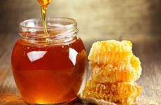 Tác hại của mật ong là gì? Không nên uống mật ong khi nào?