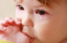Dấu hiệu của bệnh đau mắt đỏ ở trẻ nhỏ bạn không nên bỏ qua