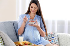Chế độ dinh dưỡng cho bà bầu: Tháng cuối thai kỳ nên ăn gì và nên tránh những thực phẩm nào?