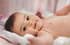Trẻ sơ sinh bị kê là gì? Mọi thông tin mà cha mẹ cần biết về hiện tượng này