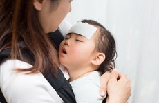 Bác sĩ Nhi khoa mách 5 bí quyết chăm sóc khi trẻ bị ốm lúc giao mùa