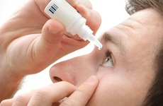 Có các loại thuốc điều trị đau mắt đỏ nào? Hướng dẫn sử dụng đúng cách đề phòng tác dụng phụ