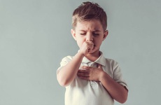 Nguy cơ gia tăng nhanh viêm phổi và viêm phế quản ở trẻ em, chuyên gia khuyến cáo những việc cha mẹ nên làm