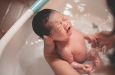 Trời lạnh có nên tắm cho trẻ sơ sinh không? Nguyên tắc tắm mùa đông cho trẻ là gì?