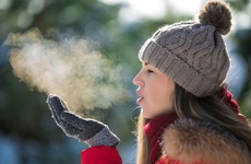 Bảo vệ sức khỏe khi thời tiết trở lạnh: Mặc đủ ấm và ăn đồ ấm nóng thôi chưa đủ