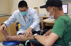 Hoại tử da chân do bôi dầu nóng giảm đau cho vết thương: Sai lầm nhiều người mắc phải và khuyến cáo của bác sĩ