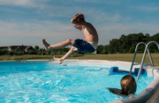 Hướng dẫn phòng bệnh tai - mũi - họng khi cho trẻ đi bơi vào mùa hè