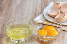 Ăn sống lòng trắng trứng gà: nhiều dinh dưỡng hơn hay rước bệnh vào người?