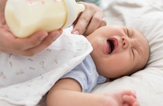 Tác hại của việc nhỏ sữa mẹ vào mắt trẻ sơ sinh như thế nào?