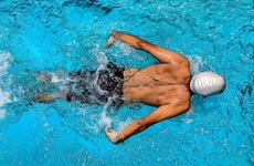 Làm thế nào để phòng ngừa và điều trị các chấn thương khi bơi?