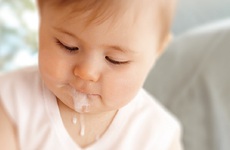 Trẻ sơ sinh bị ọc sữa nhiều: Hướng dẫn cách trị ọc sữa ở trẻ sơ sinh hiệu quả