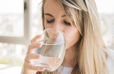 Uống nước ấm và nước lạnh đem lại lợi ích như thế nào cho sức khỏe