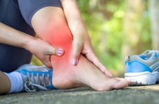 Chuyên gia chỉ ra 4 “thủ phạm” gây hại cho bàn chân và cách điều trị