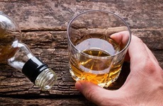 Thói quen uống rượu có thể làm trầm trọng hơn các vấn đề về sức khỏe trong dịch Covid-19