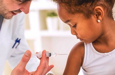 Tiêm phòng cho trẻ trong mùa dịch: Vaccine nào có thể trì hoãn và vaccine nào cần tiêm đúng lịch?