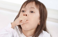 Cha mẹ cần lưu ý những gì khi chăm sóc trẻ mắc bệnh viêm đường hô hấp trên? 