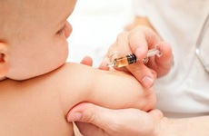 Vaccine 5 trong 1 là gì và trẻ em tiêm mũi 5 trong 1 bị sốt mấy ngày?