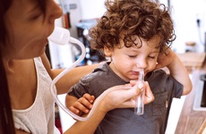 Một trẻ ngừng thở do cha mẹ rửa mũi sai cách: Chuyên gia cảnh báo gì?