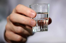 Chuyên gia Gan và tiêu hóa: Nếu không thể từ chối rượu, hãy biết uống rượu đúng cách để cứu lấy nội tạng