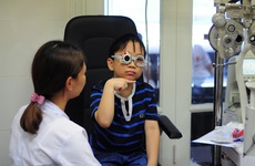 Hiểu sai về cận thị: Đeo kính nhiều có khiến bạn bị phụ thuộc vào kính cận không?