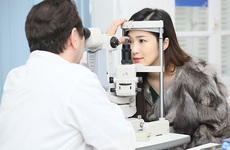 8 dấu hiệu cho thấy mắt không khoẻ mạnh bạn cần đi khám bác sĩ ngay