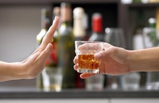 Nhận biết dấu hiệu dị ứng bia rượu (có cồn) để không "ham vui" trong bữa tiệc cuối năm
