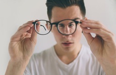Bị cận thị có đeo kính thường xuyên được không? Những lưu ý khi đeo kính cho những người mắc cận thị