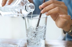 "Uống nước lạnh sau ăn gây hại tim": Chuyên gia tim mạch Bệnh viện E nói gì?