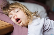 Trẻ bị ngưng thở tắc nghẽn khi ngủ có nguy cơ mắc bệnh tim mạch