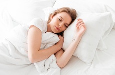 Thời tiết dở dở ương ương tháng 4 dễ gây buồn ngủ, bạn đã biết 11 cách giúp cơ thể tỉnh táo này chưa?