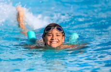 Đi bơi vào mùa hè có làm tăng nguy cơ mắc covid-19 hay không?