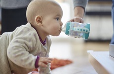 Trẻ sơ sinh có nên uống nước không? Khi nào trẻ nên uống nước?