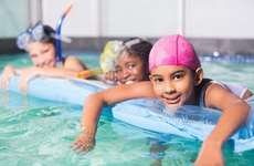 Những lợi ích tuyệt vời đối với sức khỏe khi cho trẻ đi bơi vào mùa hè