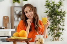 Sốt có nên uống nước cam không? Bị sốt virus nên ăn gì?