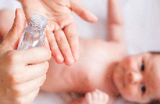 Dầu tràm có công dụng gì? Tìm hiểu cách trị ho cho trẻ sơ sinh bằng dầu tràm