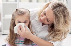 Phụ huynh nên làm gì để phòng tránh viêm mũi mùa hè cho trẻ?
