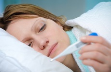 Làm gì khi bị sốt? Hướng dẫn cách hạ sốt cho người lớn bằng gừng