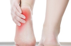 Đau gót chân là bệnh gì? Nguyên nhân và cách điều trị cần biết