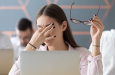 Chăm sóc mắt thế nào khi làm việc, học tập trực tuyến làm tăng thời gian mắt tiếp xúc với thiết bị điện tử