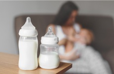 Hướng dẫn mẹ sau sinh cách kích sữa bằng tay giúp sữa về tràn trề