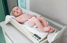 Trẻ sơ sinh tháng đầu tăng bao nhiêu kg? Cách giúp trẻ 1 tháng tuổi tăng cân