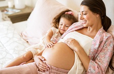 Ra máu như hành kinh khi mang thai, mẹ bầu cần biết những nguy hiểm nào?