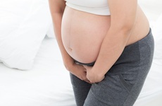 Mẹ bầu cần biết: Ra máu báo bao lâu thì sinh? Dấu hiệu nào cho biết ra máu báo khác trong thai kỳ?