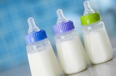 Giải đáp với mẹ cho con bú: Sữa mẹ loãng có đủ chất không?