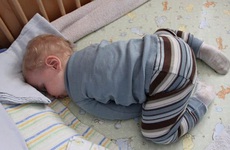 Tư thế trẻ ngủ nằm sấp chổng mông có tốt cho sức khoẻ trẻ không?